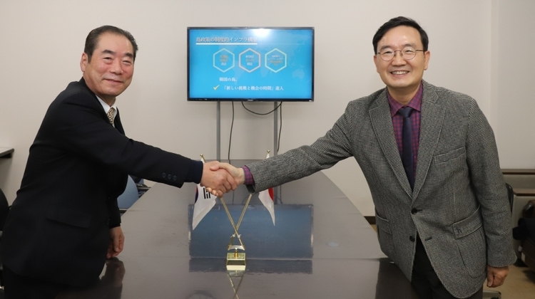 이키시「시라카와 히로카즈」시장과 오동호 원장 기념촬영