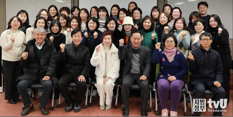 35기 수료생과 (사)미래인재교육개발원 임직원 단체사진 