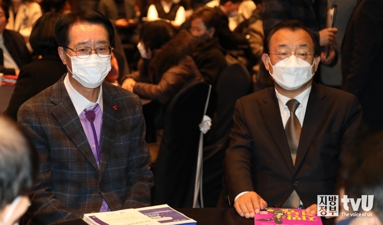 박우량 신안군수(왼쪽)와 이정현 위원장(오른쪽)
