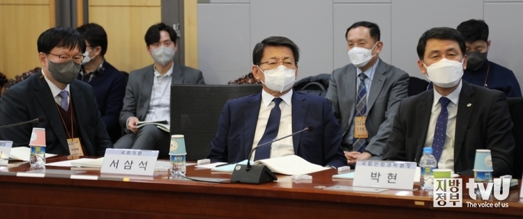 경청하고 있는 서삼석 더불어민주당 국회의원
