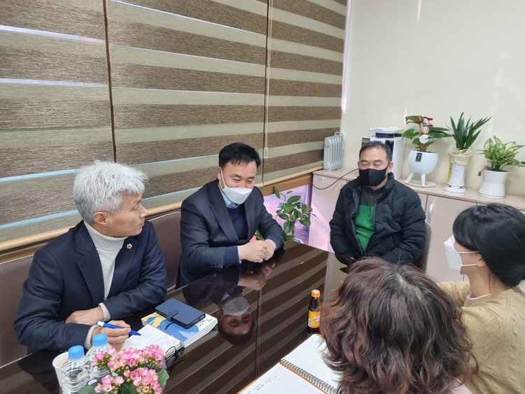 시민소통방에서 민원인과 만나 현안 처리하는 염영선 전북도의원_ 정읍시청 제공 