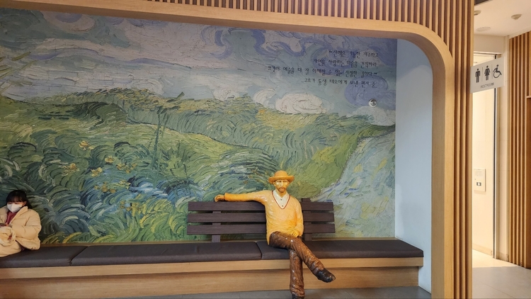 고호 조각상과 그림