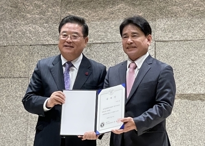 우동기 국가균형발전위원회 위원장(좌)에게 위촉장을 받은 육동일 교수(우)