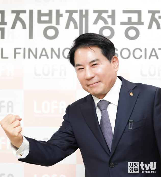 이인재 한국지방재정공제회 이사장이 주먹을 불끈 쥐고 포즈를 취했다. ⓒ 김자현 기자 