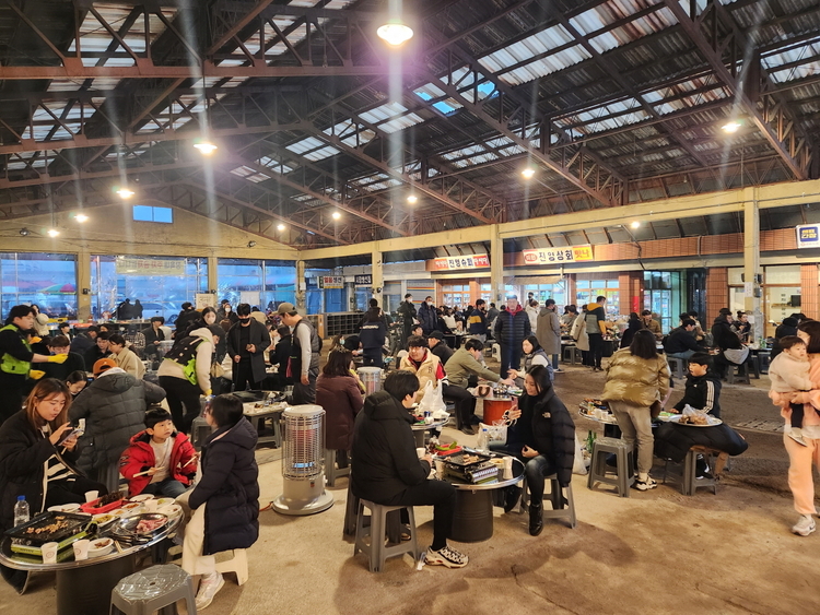  주말의 예산시장 모습(LG 전광판 설치 모습) 사진_예산군 제공