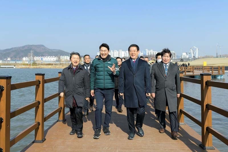 활짝 웃고 있는 남성현 산림청장(맨 왼쪽), 노관규 순천시장(왼쪽에서 두번째), 김영록 전라남도지사(오른쪽에서 두번째)