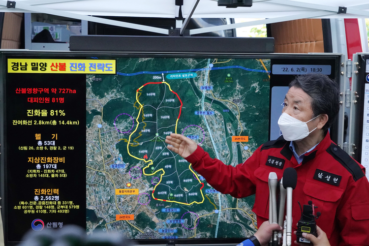 2022년 6월 2일 경남 밀양시 부북면 춘화리 산불현장에서 브리핑 하는 남성현 산림청장. 사진 : 산림청 제공 