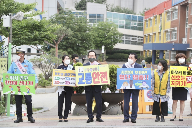 박상돈 시장이 환서초등학교에서 진행된 등굣길 교통안전 캠페인에 동참하는 모습 (사진출처_ 천안시 홈페이지)