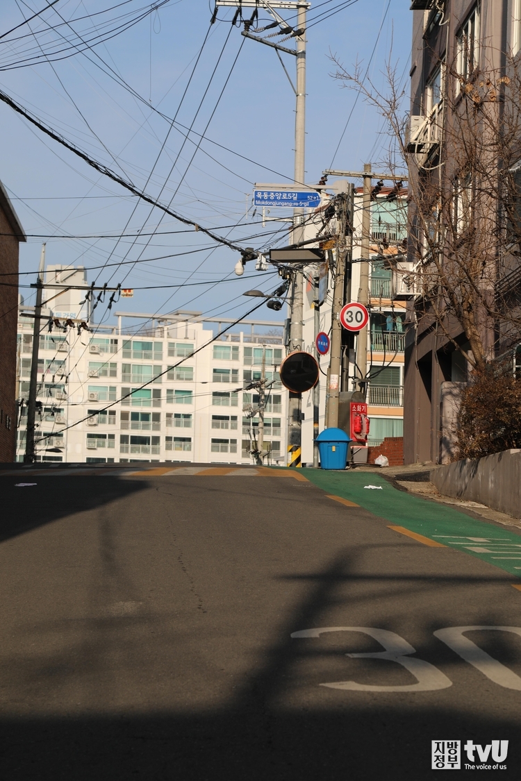 매우 가파른 언덕길이 이어지는 목동중앙본로 1길 16 주변 골목 