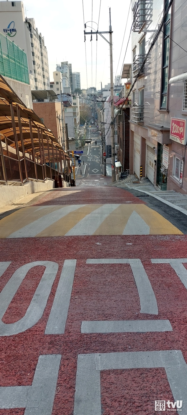 정목 초등학교에서 목동중앙서로 11길 48로 가는 길로, 경사가 가파르다. 