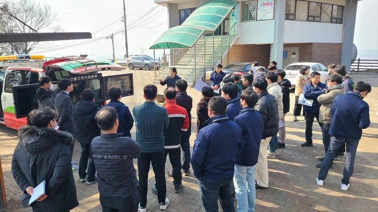 이동식 화면을 활용한 드론예찰 시연 (사진출처_ 한국임업진흥원 제공)