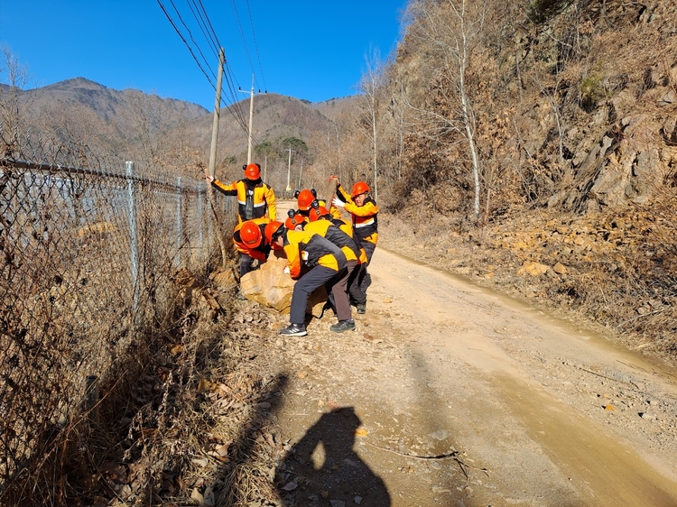 산사태 취약지역 내 임도에 떨어진 낙석 제거하는 모습 _ 사진 : 산림청 제공 