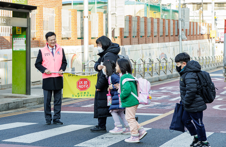 어린이 통학지도하는 김태우 강서구청장. 사진 : 강서구청 