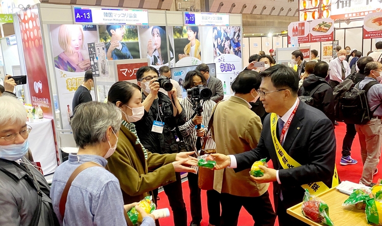 FOODEX JAPAN 행사장 현장 사진 * 한국 농수산식품 홍보하는 한국농수산식품유통공사 김춘진 사장(우측 1번째) 사진출처_한국농수산식품유통공사 제공