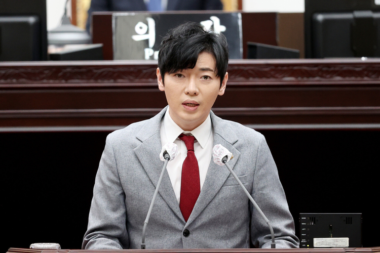 김용희 인천시의회 행정안전위원회 의원이 학교 폭력 근절 대책 마련을 촉구하고 있다. 