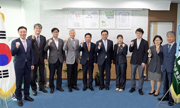 한국농수산식품유통공사 김춘진 사장(우측5번째), 김창규 제천시장(좌측5번째) 사진출처_한국농수산유통공사 제공 