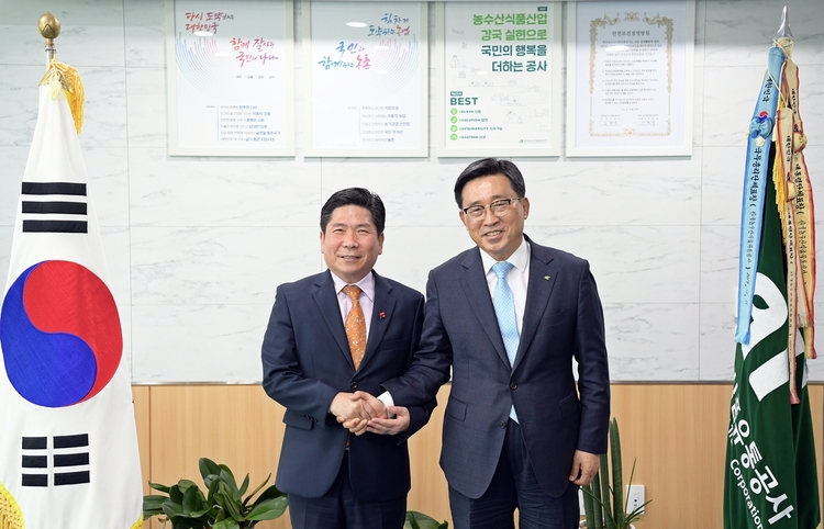 한국농수산식품유통공사 김춘진 사장(우측), 김창규 제천시장(좌측) 사진_한국농수산식품유통공사 제공 