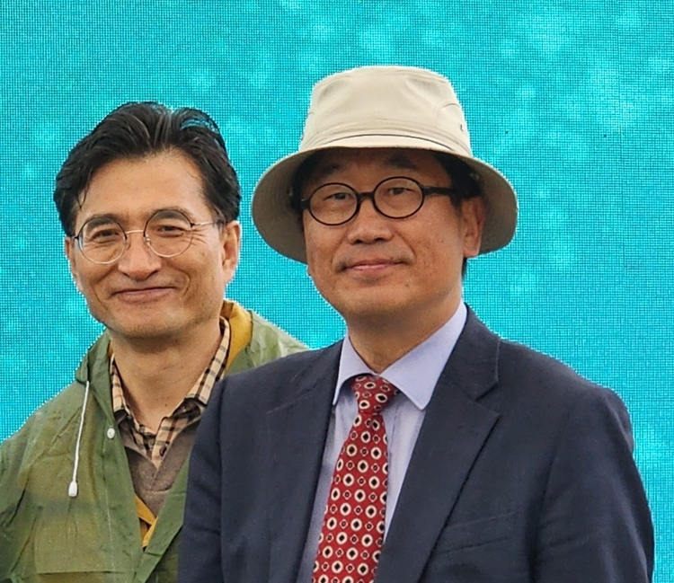 진재승 유한킴벌리 대표이사(좌)와 문현철 한국산불학회 회장(우) 