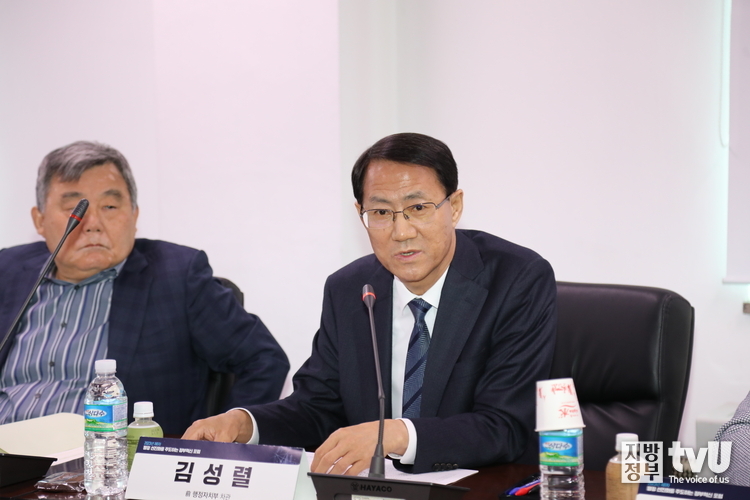좌장을 맡은 김성렬 전 행정자치부 차관