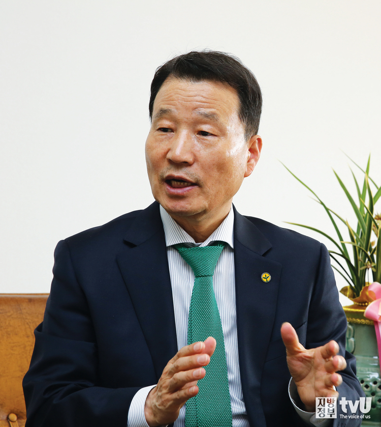 소진광 교수가 새마을운동중앙회장 시절 본지와 인터뷰때 찍힌 사진 