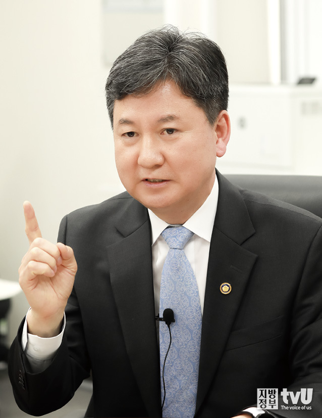 첫째도, 둘째도, 셋째도 기본을 잘 지키는 것이 업무 노하우라고 말하는 한창섭 차관 ⓒ 김자현 기자 