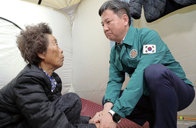 한창섭 행정안전부 차관이 13일 충남 홍성군 산불로 피해 본 이재민을 위로하고 있다. 
