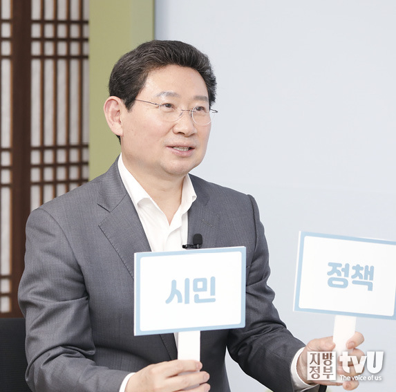 PICK TIME 중인 이상일 용인특례시장이 용인을 위해 오로지 시민과 정책을 생각하고 있다고 답변했다. ⓒ 김자현 기자 