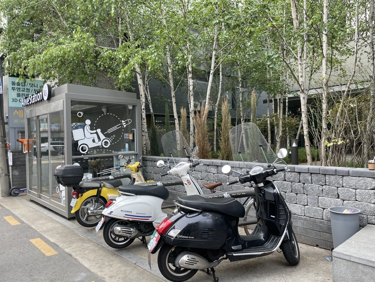 이동노동자 쉼터 옆에 오토바이를 주차할 수 있는 공간이 마련돼 있다. _강남구 제공 