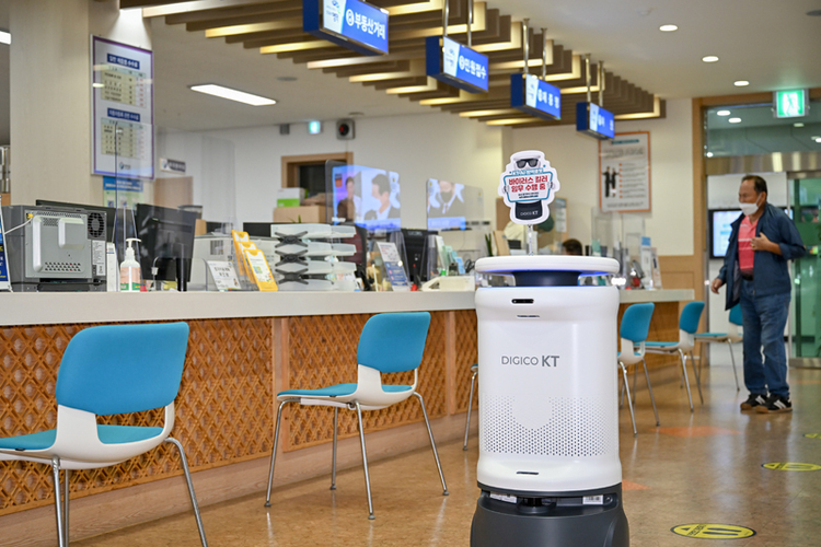 영덕군이 민원실에 도입한 방역 로봇_ 영덕군 제공 