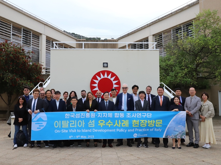 사르데냐 연구소 단체기념촬영(사진출처_ 한국섬진흥원 제공)