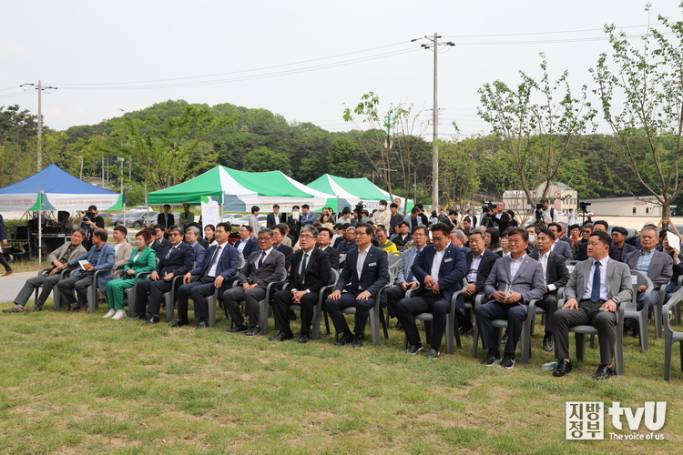 센터 앞에서 개관식을 진행했다. 한국임업진흥원, 산림청, 함양군 기관장을 비롯 함양과 거창 인근 지자체 임업인들이 한 자리에 함께 했다. 
