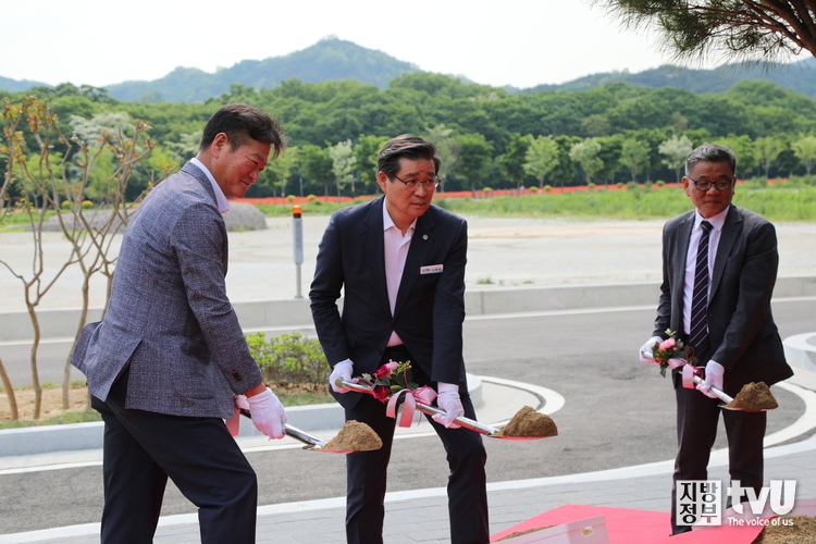 기념식수 행사를 하고 있는 김일수 경상남도의회 경제환경위원회 위원장, 진병영 함양군수, 이강오 한국임업진흥원 원장(왼쪽부터)