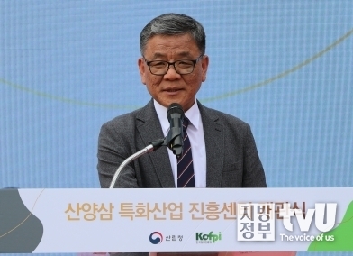 인사말을 하고 있는 이강오 원장 