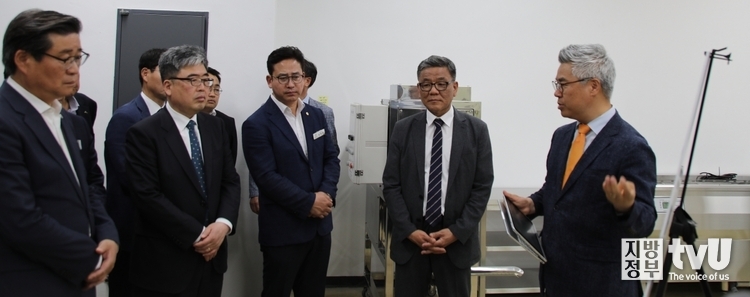 센터 내부에 대해 소개를 하고 있는 오왕수 한국임업진흥원 임산물소득본부장(맨 오른쪽) 
