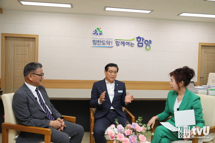 대담 중인 이강오 한국임업진흥원장, 진병영 함양군수, 이영애 발행인(왼쪽부터) 