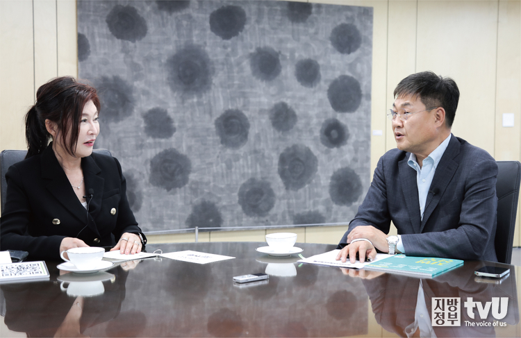 (좌측부터) 이영애 발행인, 정문헌 종로구청장 ⓒ 김자현 기자 