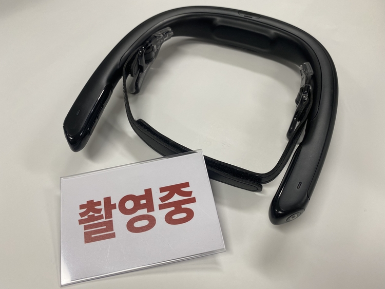 웨어러블 캠과 '촬영중'임을 안내하는 명찰