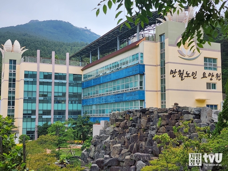 동양의 나폴리라 불리는 통영에서도 가장 건강한 공기가 있는 곳, 대한민국에서 가장 오래된 편백나무 숲 사이에 위치한 만월노인요양원 전경 