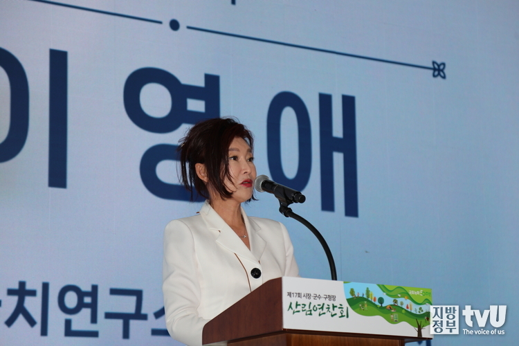 이영애 발행인이 환영사하고 있다. 