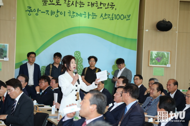 이영애 대표가 시장 군수 구청장들에게 어느 분야에 관심 있는지 묻고 있다. 