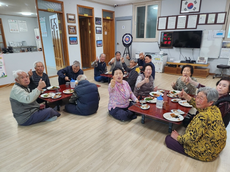 제천시 경로당 점심 제공 사업을 통해 지역 어르신들에게 점심 한 끼니를 무료로 제공하고 있다. _ 사진 = 제천시 