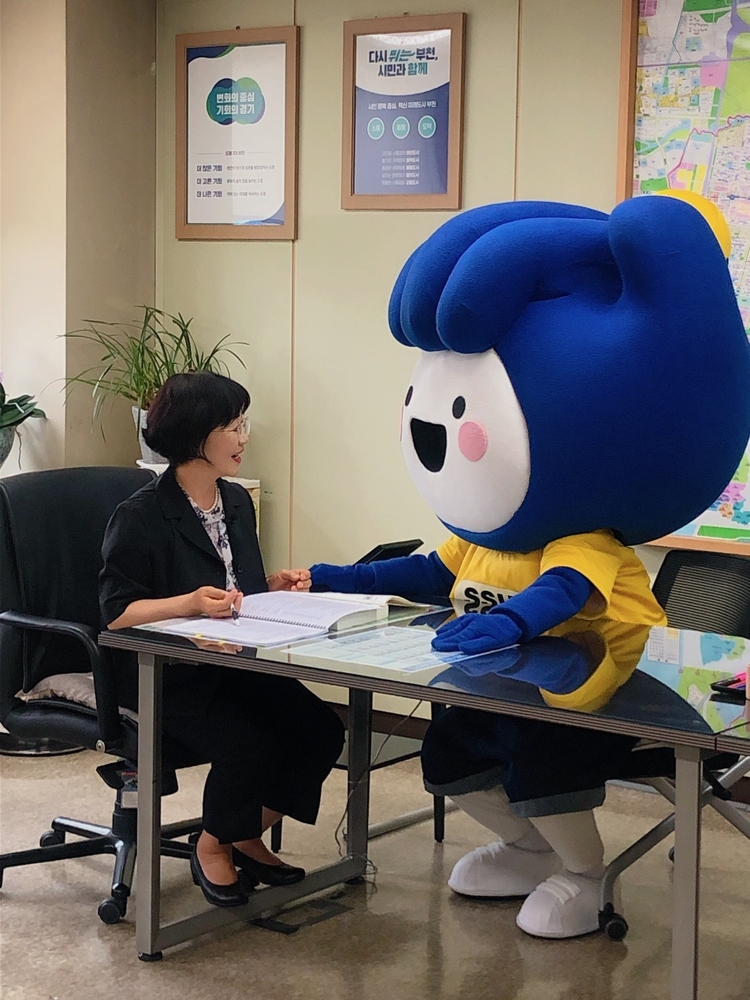 부천시 SNS캐릭터 '핸썹'과 이야기를 나누고 있는 안윤경 국장(사진출처_ 안윤경 국장 제공)