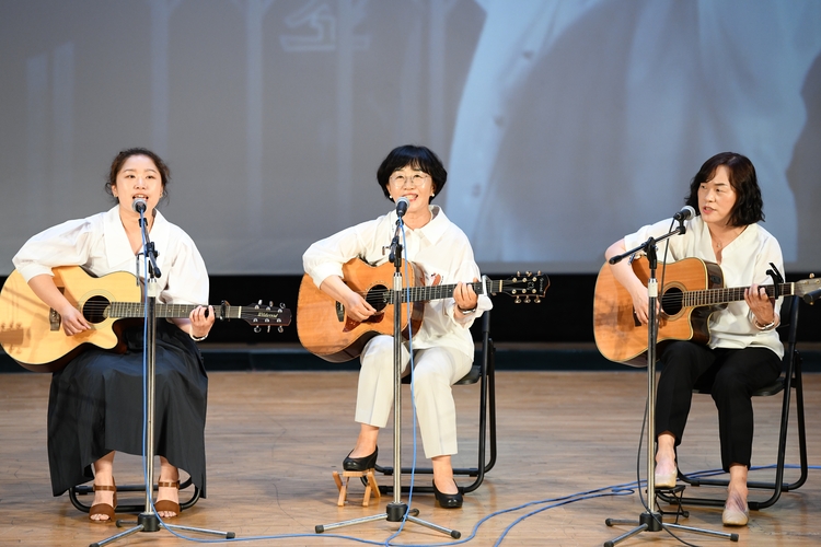 지난 6월 월간부천에서 통기타동호회 '소리타래' 공연이 있었다. 안윤경 국장에게는 현직에서의 마지막 공연이었다. (사진출처_ 안윤경 국장 제공) 