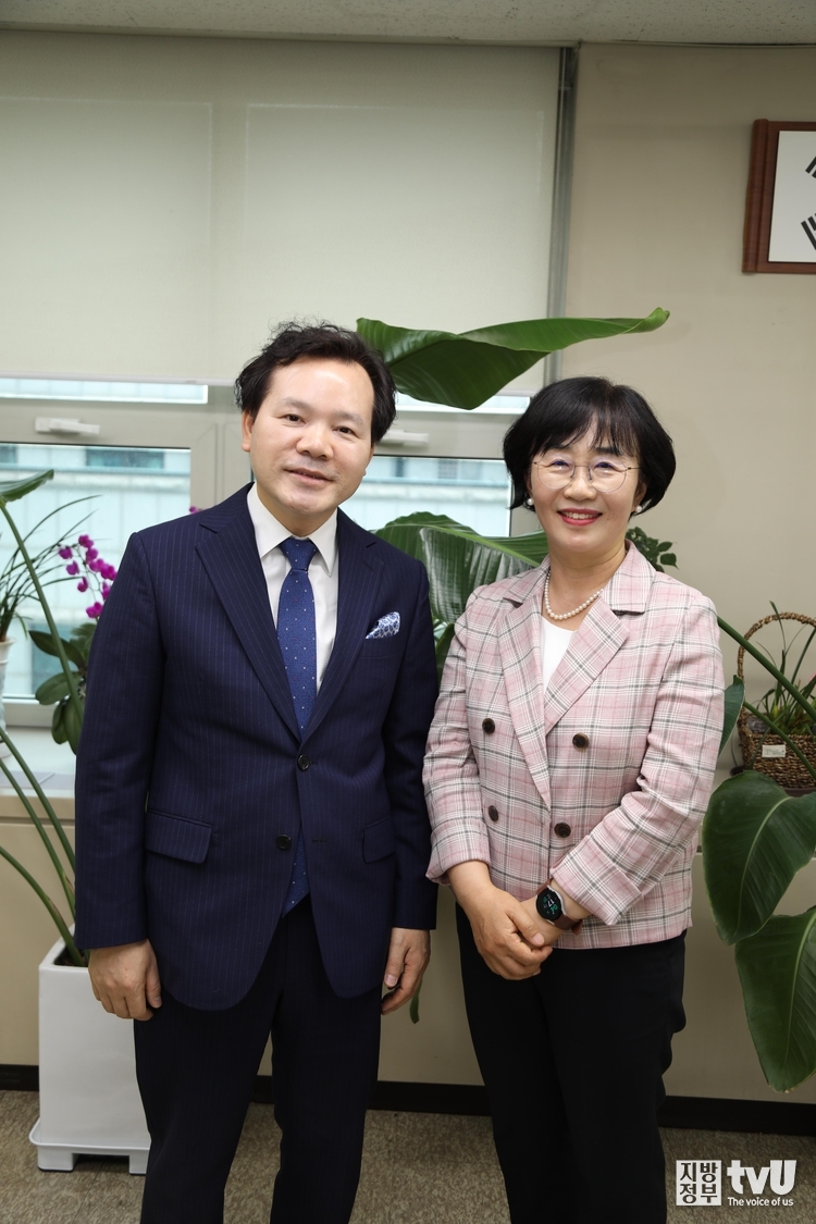 인터뷰에 함께 배석해준 최선 세계로부천교회 목사와 안윤경 국장 