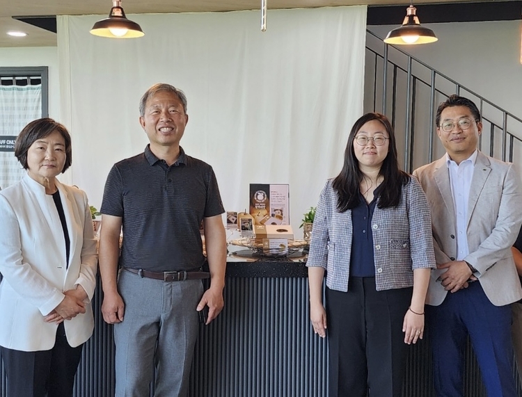 ‘미듬영농조합법인’ 가루쌀 제품개발 현장 간담회 (좌측부터) 한국농수산식품유통공사 배옥병 수급이사, 미듬영농조합법인 전대경 대표, 임연화 농림축산식품부 가루쌀산업육성반 사무관 