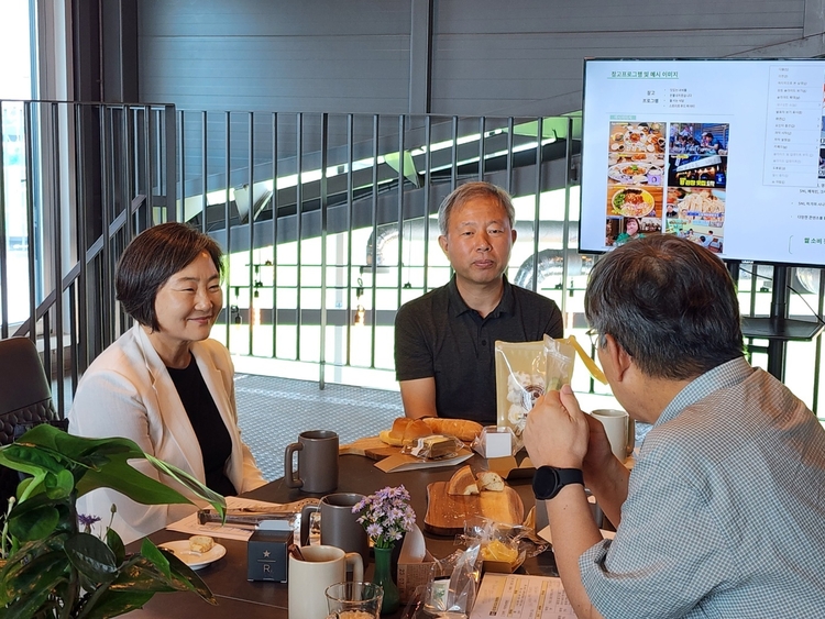 ‘미듬영농조합법인’ 가루쌀 제품개발 현장 간담회 * (좌측부터) 한국농수산식품유통공사 배옥병 수급이사, 미듬영농조합법인 전대경 대표