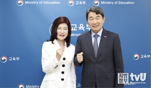 이영애 발행인과 함께 포즈를 취한 이주호 사회부총리겸 교육부 장관 ⓒ 김자현 기자 