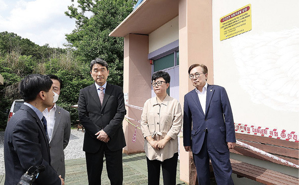학교 폭력 피해학생 지원 기관 '해맑음센터'를 방문한 이주호 사회부총리 겸 교육부장관_ 교육부 제공 