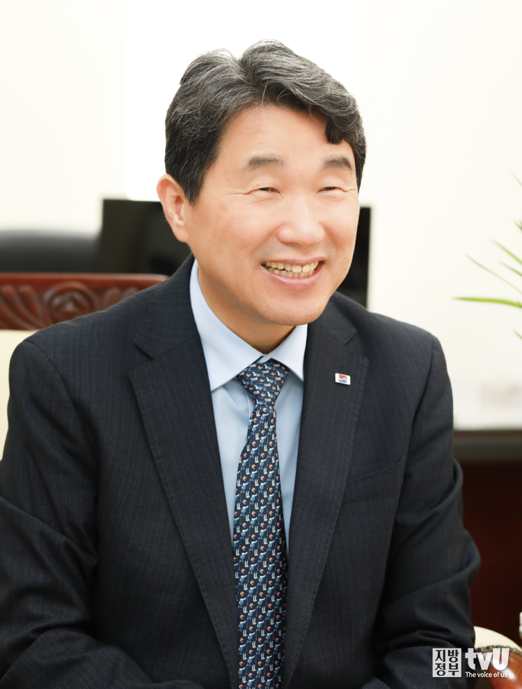 이주호 사회부총리 겸 교육부 장관을 정부서울청사에서 만나 교육 개혁을 묻고 들었다. ⓒ 김자현 기자 