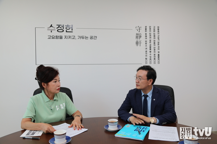 수정헌에서 담소를 나누고 있는 이영애 발행인(좌)과 오동호 원장(우)
